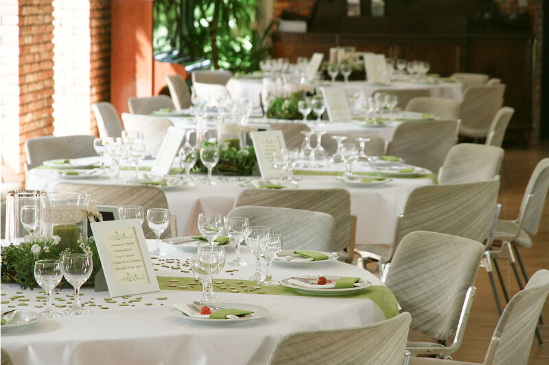 Eventscheune, Tischdekorationen. Dekorationen in Grün und Weiß.